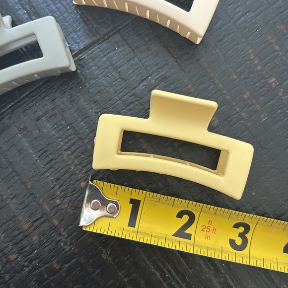 🎈4 LISTINGS FOR $20!! 3 brand new hair claw clips - Picture 4 of 5